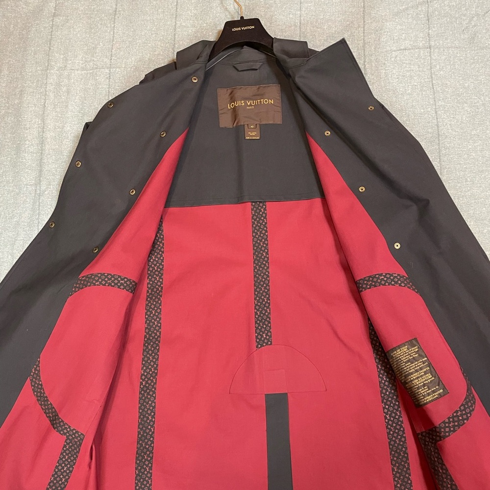 Louis Vuitton Mackingtosh
Size 42 - us 10

21 “ across 
40” long